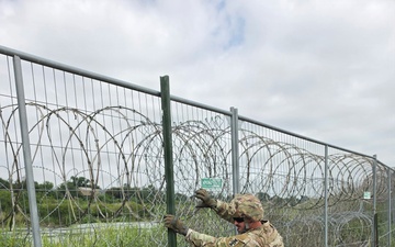 390th Engineer Company Soldiers Repair Fence Breach in Eagle Pass