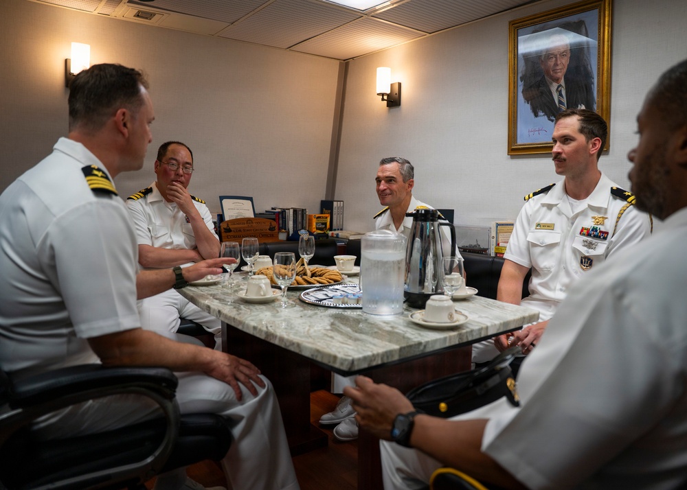 Commander, U.S 2nd Fleet visits USS Nitze