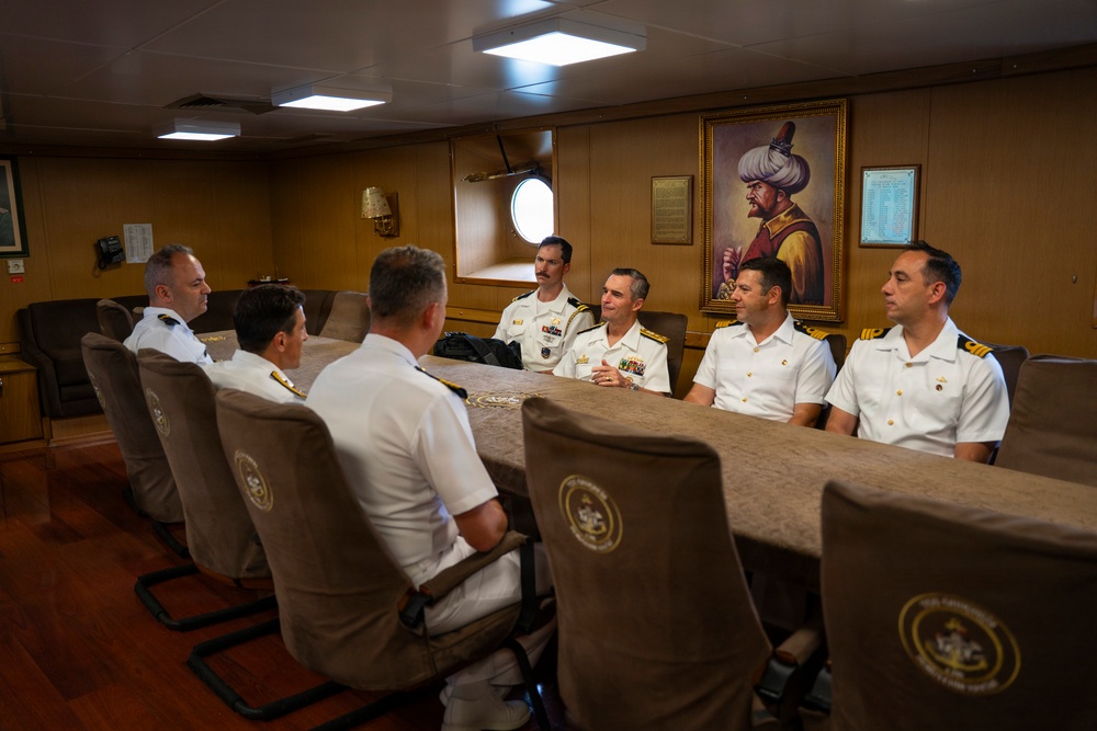 Commander, U.S 2nd Fleet visits TCG Oruçreis (F 245)