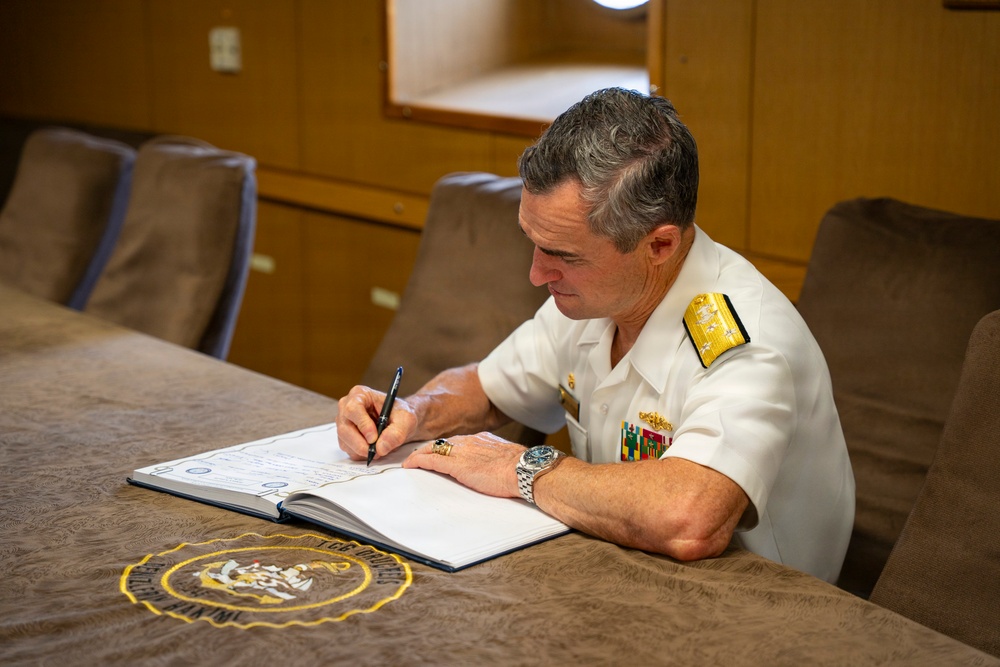 Commander, U.S 2nd Fleet visits TCG Oruçreis (F 245)