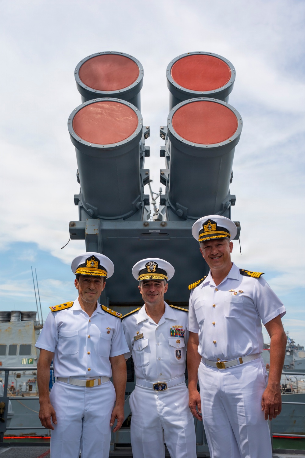Commander, U.S 2nd Fleet visits TCG Oruçreis (F 245)