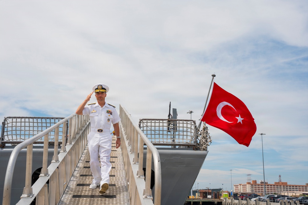 Commander, U.S 2nd Fleet visits TCG Oruçreis (F 245)