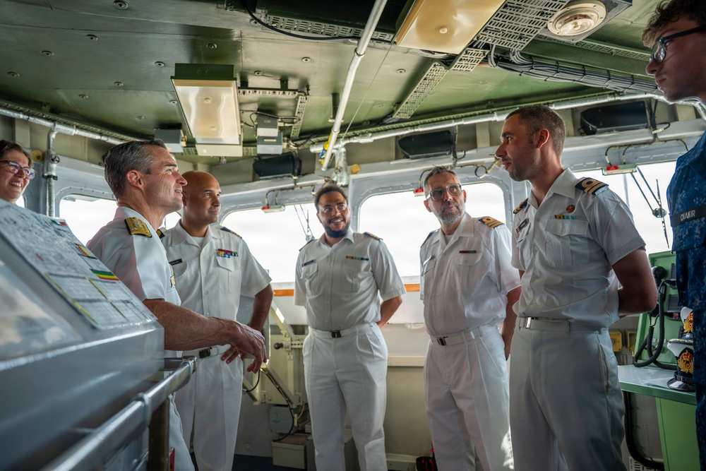 Commander, U.S 2nd Fleet visits BNS Leopold I (F930)