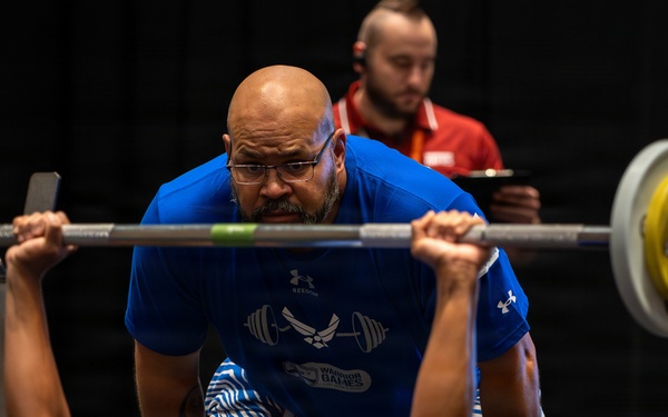 Air Force Warrior Games athletes compete in powerlifting