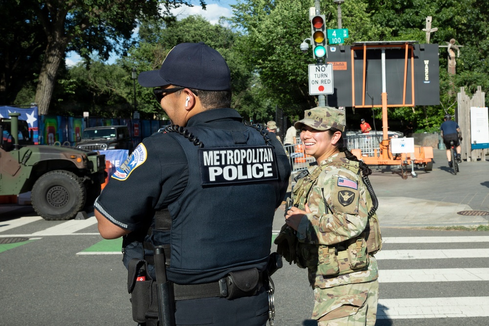 JTF-DC Leadership visits patrol teams