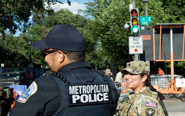 JTF-DC Leadership visits patrol teams