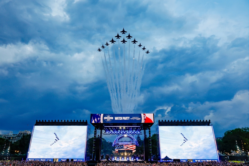 Thunderbirds, Blue Angels fly in rare Super Delta formation