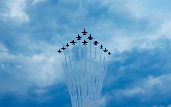 Thunderbirds, Blue Angels fly in rare Super Delta formation