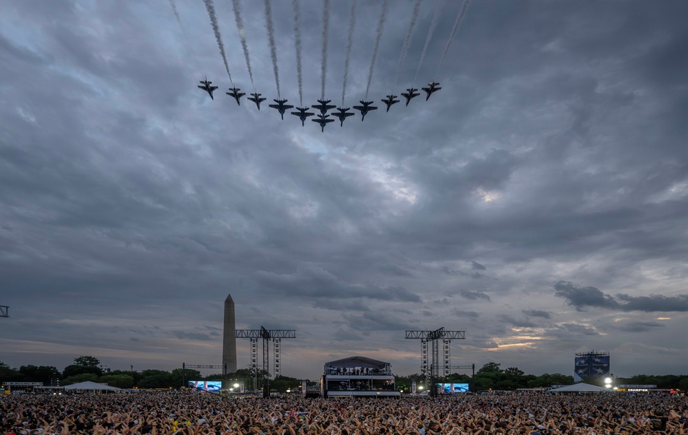 Thunderbirds, Blue Angels fly in rare Super Delta formation