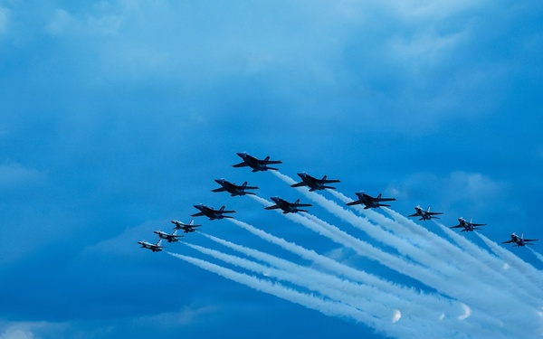 Thunderbirds, Blue Angels fly in rare Super Delta formation
