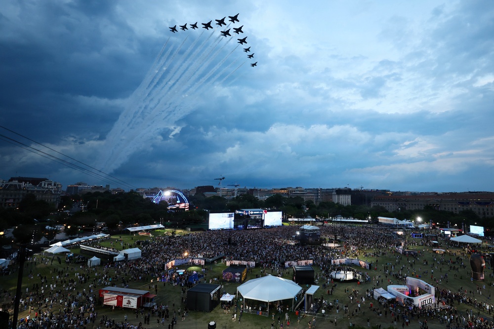 Thunderbirds, Blue Angels fly in rare Super Delta formation