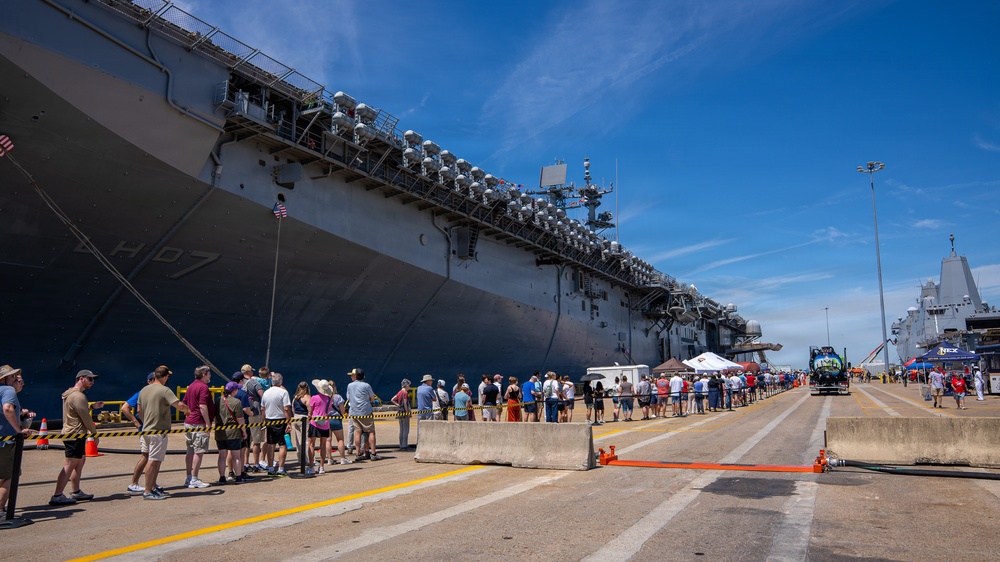 Guests Tour Wasp-class amphibious assault ship USS Iwo Jima (LHD 7)