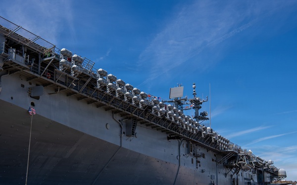 Guests Tour Wasp-class amphibious assault ship USS Iwo Jima (LHD 7)