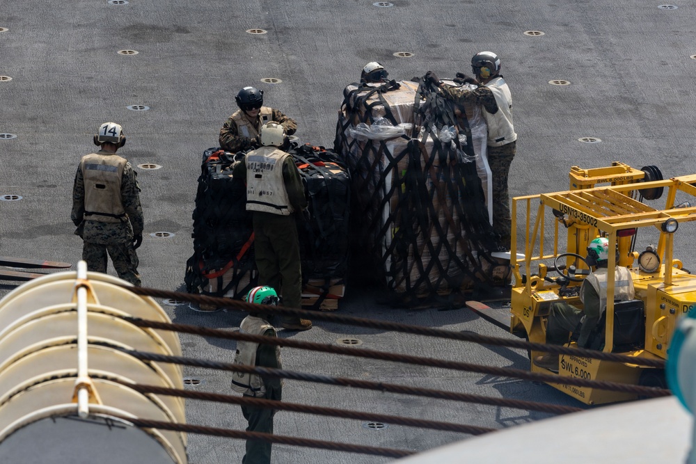 USS Boxer, USNS Alan Shepard, HSC 21 Conduct VERTREP