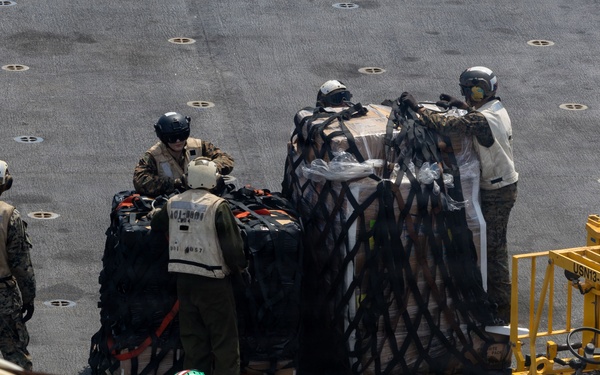 USS Boxer, USNS Alan Shepard, HSC 21 Conduct VERTREP