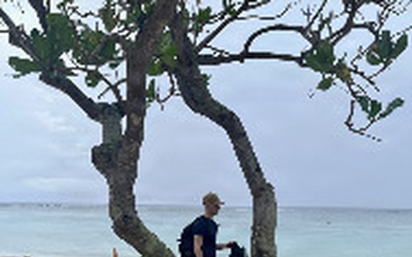 George Washington Sailors Participate in Guam Beach Clean Up