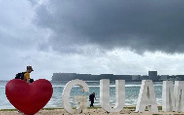 George Washington Sailors Participate in Guam Beach Clean Up