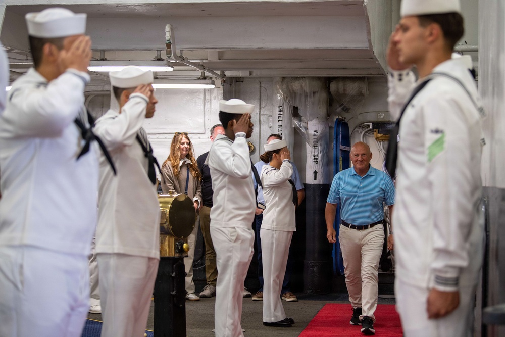 Former CNO visits USS Carl Vinson
