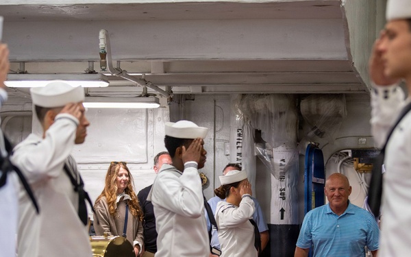 Former CNO visits USS Carl Vinson
