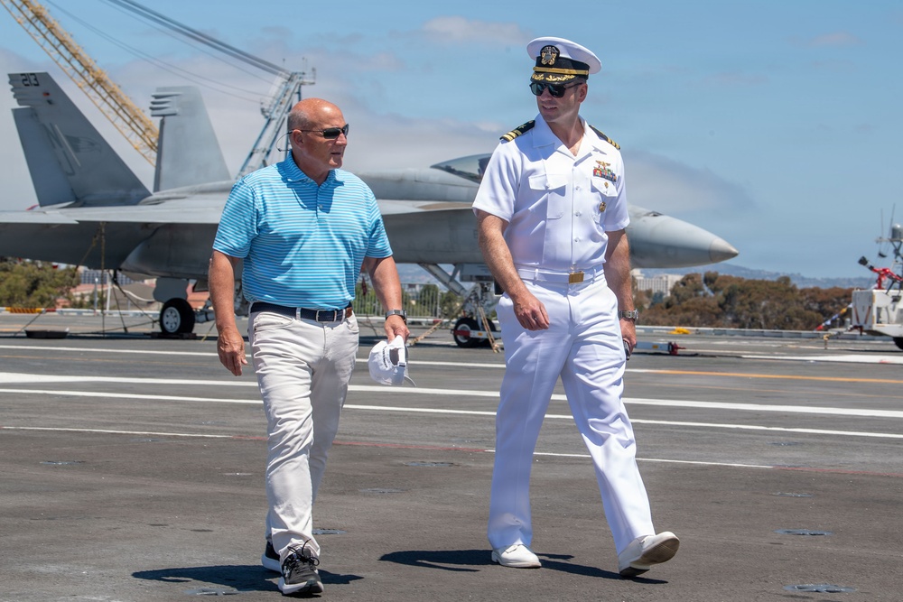 Former CNO visits USS Carl Vinson