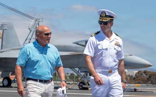 Former CNO visits USS Carl Vinson