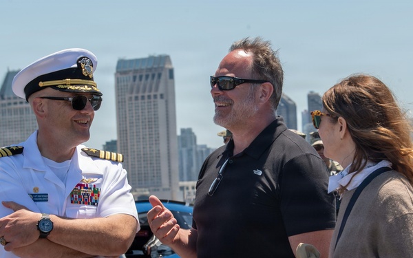 Former CNO visits USS Carl Vinson