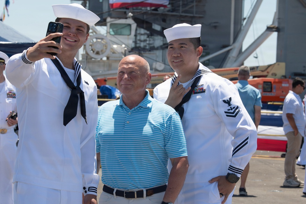 Former CNO visits USS Carl Vinson