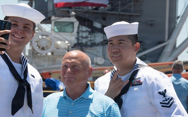 Former CNO visits USS Carl Vinson