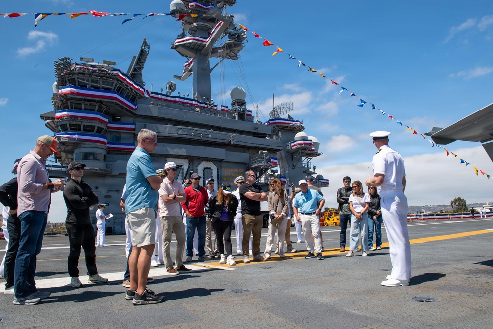 Former CNO visits USS Carl Vinson