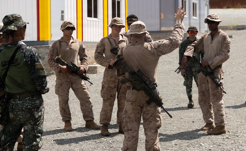 U.S., Philippine Marines conduct close-quarters battle training during KAMANDAG 10