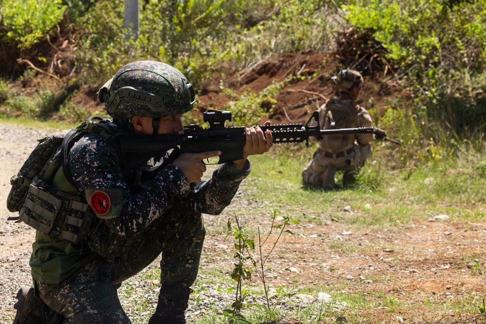 U.S., Philippine Marines conduct close-quarters battle training during KAMANDAG 10