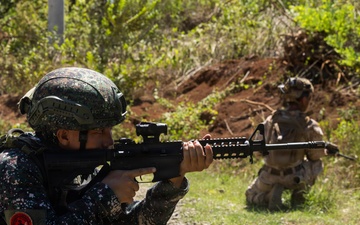 U.S., Philippine Marines conduct close-quarters battle training during KAMANDAG 10