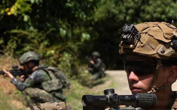 U.S., Philippine Marines conduct close-quarters battle training during KAMANDAG 10