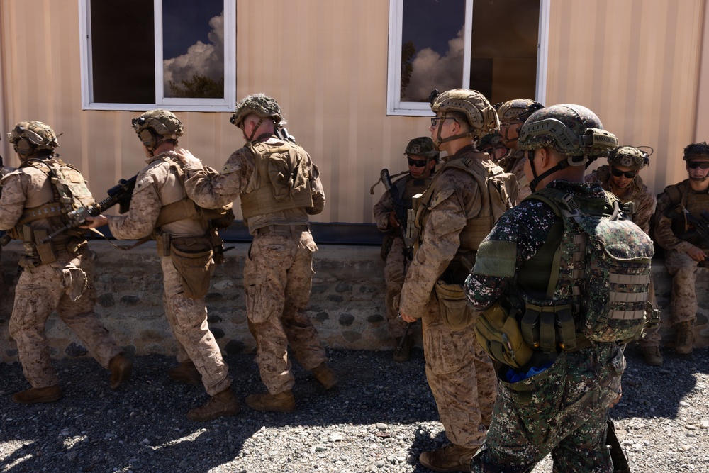 U.S., Philippine Marines conduct close-quarters battle training during KAMANDAG 10