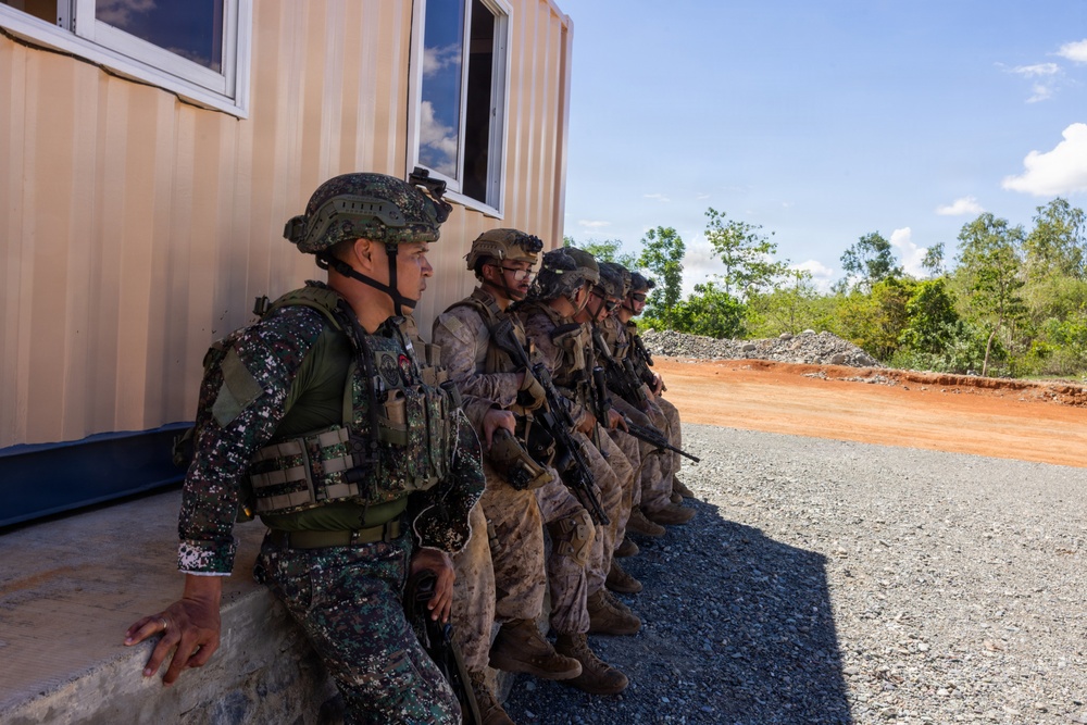 U.S., Philippine Marines conduct close-quarters battle training during KAMANDAG 10