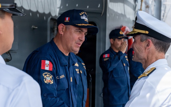 Vice Adm. Doug Perry Visits BAP TACNA (ARL 158) on Naval Station Norfolk