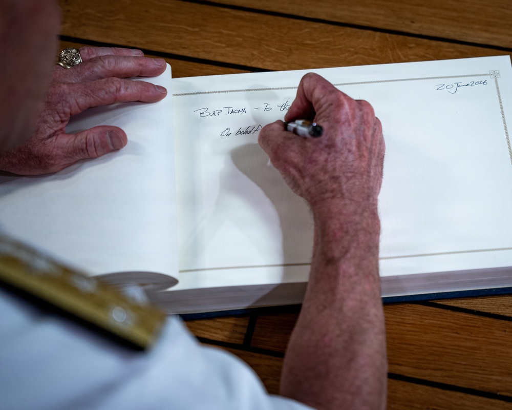 Vice Adm. Doug Perry Visits BAP TACNA (ARL 158) on Naval Station Norfolk