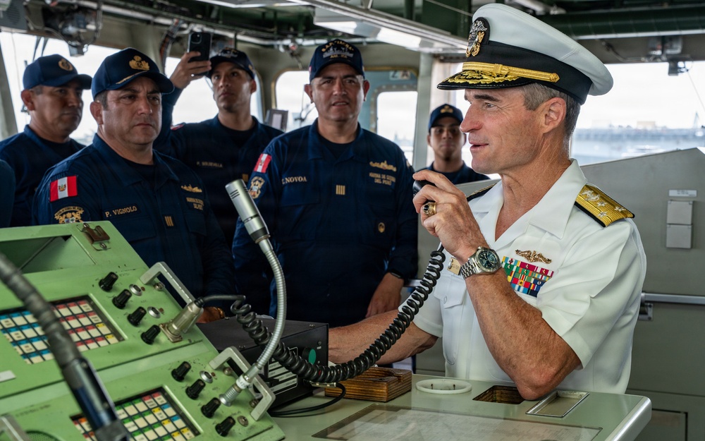 Vice Adm. Doug Perry Visits BAP TACNA (ARL 158) on Naval Station Norfolk