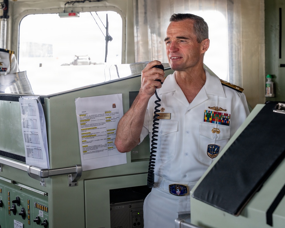 Vice Adm. Doug Perry Visits HNLMS Van Amstel (F831) on Naval Station Norfolk
