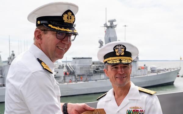 Vice Adm. Doug Perry Visits HNLMS Van Amstel (F831) on Naval Station Norfolk