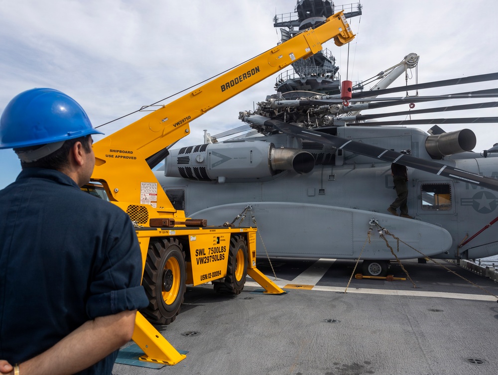 : 26th Marine Expeditionary Unit’s Type Commander’s Amphibious Training | HMH-461 and Sailors conduct crane operations aboard the USS Kearsarge