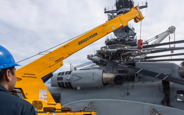 : 26th Marine Expeditionary Unit’s Type Commander’s Amphibious Training | HMH-461 and Sailors conduct crane operations aboard the USS Kearsarge
