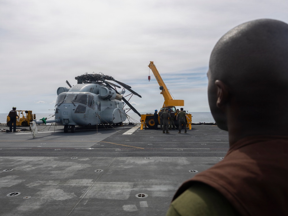 26th Marine Expeditionary Unit’s Type Commander’s Amphibious Training | HMH-461 and Sailors conduct crane operations aboard the USS Kearsarge