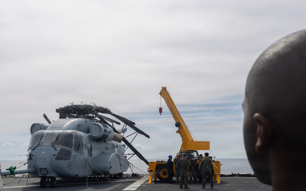 26th Marine Expeditionary Unit’s Type Commander’s Amphibious Training | HMH-461 and Sailors conduct crane operations aboard the USS Kearsarge