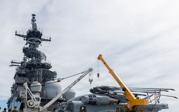 26th Marine Expeditionary Unit’s Type Commander’s Amphibious Training | HMH-461 and Sailors conduct crane operations aboard the USS Kearsarge