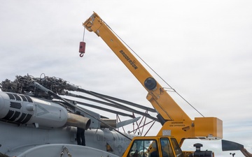 26th Marine Expeditionary Unit’s Type Commander’s Amphibious Training | HMH-461 and Sailors conduct crane operations aboard the USS Kearsarge
