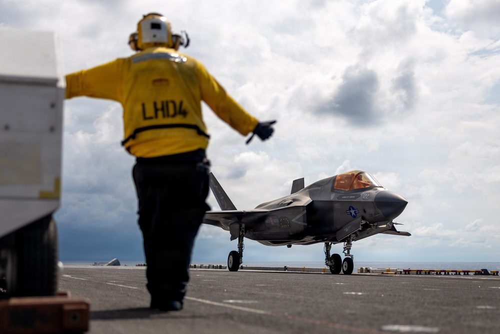 11th MEU Marines, Sailors Conduct Flight Operations Aboard USS Boxer