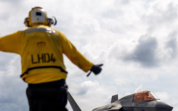 11th MEU Marines, Sailors Conduct Flight Operations Aboard USS Boxer