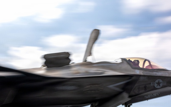 11th MEU Marines, Sailors Conduct Flight Operations Aboard USS Boxer