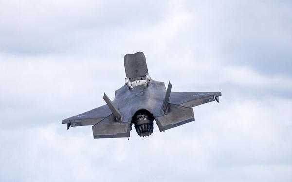 11th MEU Marines, Sailors Conduct Flight Operations Aboard USS Boxer